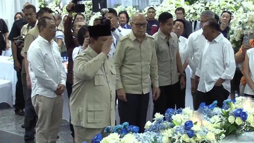 Presiden Prabowo Subianto melayat ke rumah duka ekonom senior Kwik Kian Gie di Rumah Duka Sentosa RSPAD, Jakarta Pusat, Rabu (30/7/2025).