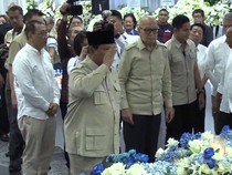 Prabowo Beri Penghormatan Terakhir ke Mendiang Kwik Kian Gie
