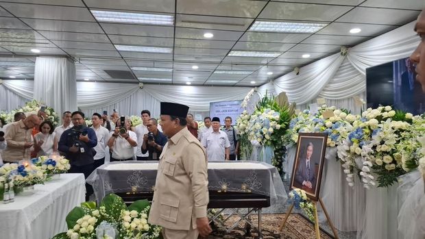 Presiden Prabowo Subianto melayat ke rumah duka ekonom senior Kwik Kian Gie di Rumah Duka Sentosa RSPAD, Jakarta Pusat, Rabu (30/7/2025). Prabowo memberikan penghormatan terakhir ke mendiang Kwik Kian Gie.