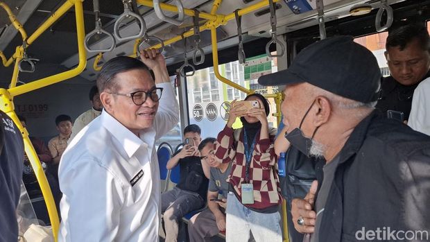 Pramono melayat ke rumah duka Kwik Kian Gie. (Brigitta/detikcom)