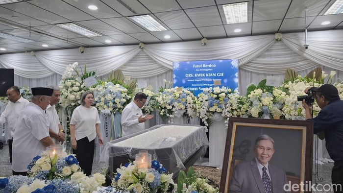 Pramono melayat ke rumah duka Kwik Kian Gie. (Brigitta/detikcom)