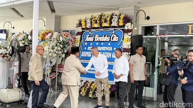 Presiden Prabowo Subianto melayat ke rumah duka ekonom senior Kwik Kian Gie di Rumah Duka Sentosa RSPAD