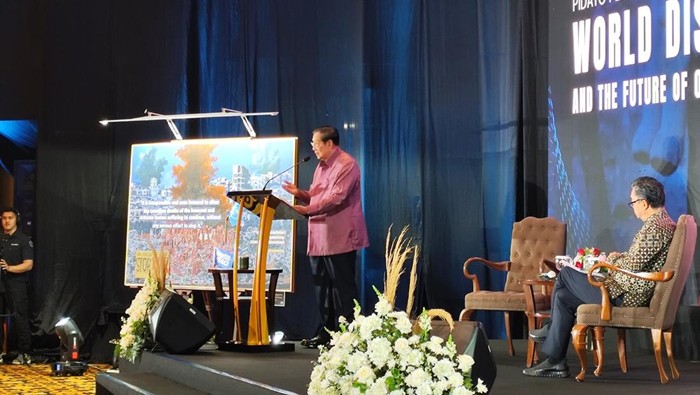 Presiden RI ke-6 Susilo Bambang Yudhoyono (SBY) berpidato dalam acara World Disorder and The Future of Our Civilization di Menara Bank Mega, Jakarta Selatan, Rabu (30/7/2025).