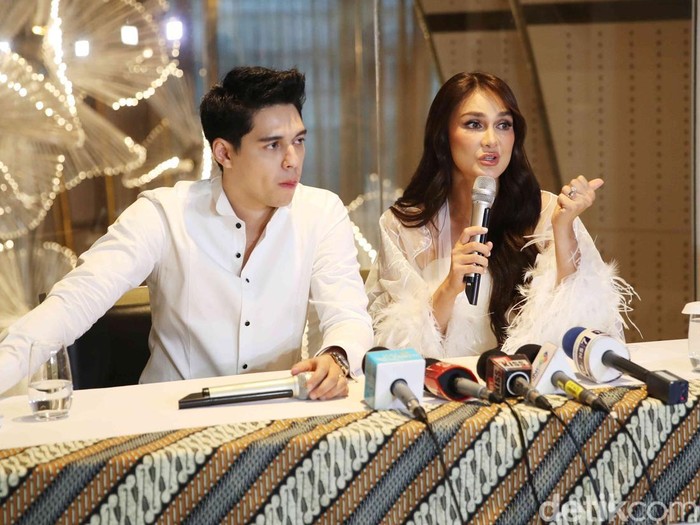 Preskon Resepsi Luna Maya-Maxime Bouttier Preskon Resepsi Luna Maya-Maxime Bouttier di Jakarta, Rabu (30/7/2025).