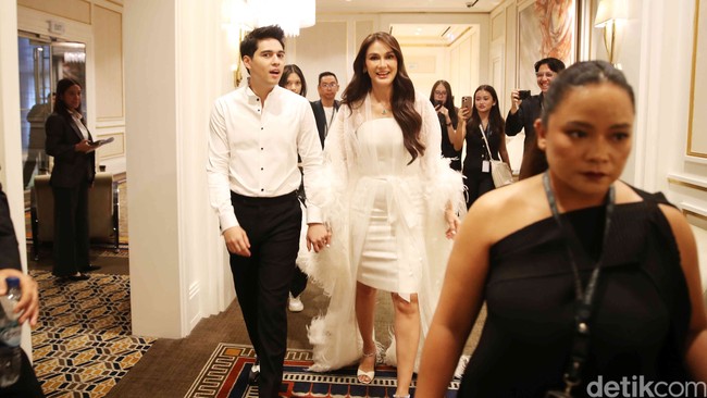 Karena itu, pemain film Suzana ini menyerahkan konsep acara pada para dekorator untuk berkreasi sebebas mungkin. Luna melanjutkan dresscode untuk para tamu pun dibuat elegan dan minimalis, yaitu serba hitam atau putih. Hal ini berbeda dari resepsi sebelumnya di Bali yang lebih meriah dan penuh warna. Foto: Pradita Utama/detikcom.
