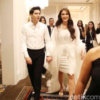 Karena itu, pemain film Suzana ini menyerahkan konsep acara pada para dekorator untuk berkreasi sebebas mungkin. Luna melanjutkan dresscode untuk para tamu pun dibuat elegan dan minimalis, yaitu serba hitam atau putih. Hal ini berbeda dari resepsi sebelumnya di Bali yang lebih meriah dan penuh warna. Foto: Pradita Utama/detikcom.