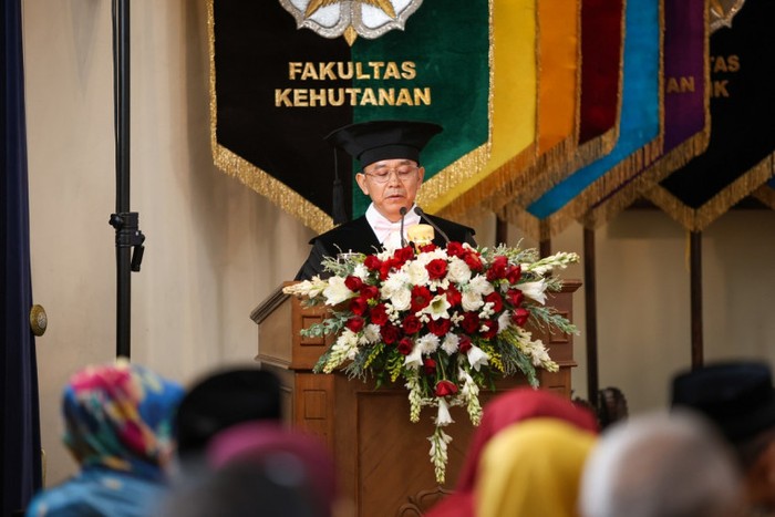 Prof Priyono Suryanto, S Hut, MP, Ph D dikukuhkan sebagai Guru Besar Bidang Ilmu Agroforestri, Fakultas Kehutanan Universitas Gadjah Mada (UGM) di Balai Senat UGM, ada Kamis (24/7/2025).