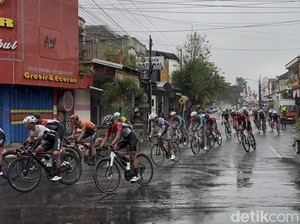 Pembalap Tour de Banyuwangi Ijen Adu Cepat di Tengah Hujan Deras