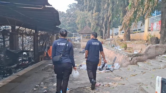 Puslabfor Bareskrim cek TKP kebakaran di Taman Puring (Kadek Melda/detikcom)