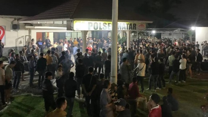Ratusan warga mendatangi Polsek Natar.