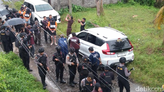 Rekonstruksi ketiga tersangka penembakan WN Australia di Jalan Anyelir VI, Banjar Dukuh, Desa Dauh Peken, Kecamatan Tabanan, Rabu (30/7/2025).