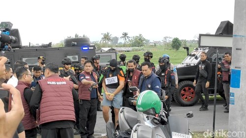 Rekonstruksi kasus penembakan dua WN Australia di TKP utama, Villa Santisya 1, Desa Munggu, Kecamatan Mengwi, Badung, Bali, Rabu (30/7/2025). (Agus Eka/detikBali)