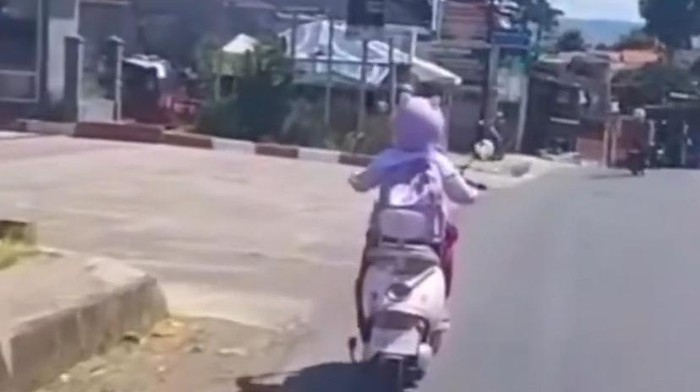 Rini Rukmini, orang tua anak yang membawa sepeda listrik ke sekolah