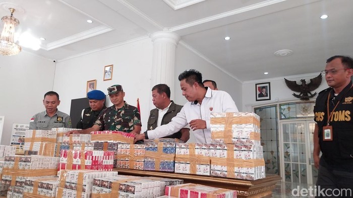 Tumpukan rokok ilegal hasil razia Satgas BKCHT di Majalengka.