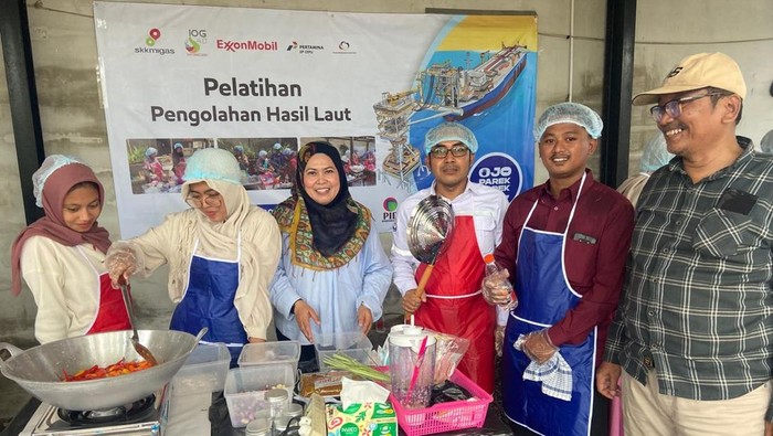 Rukun nelayan Pantura Lamongan menjalani pelatihan pengolahan ikan.