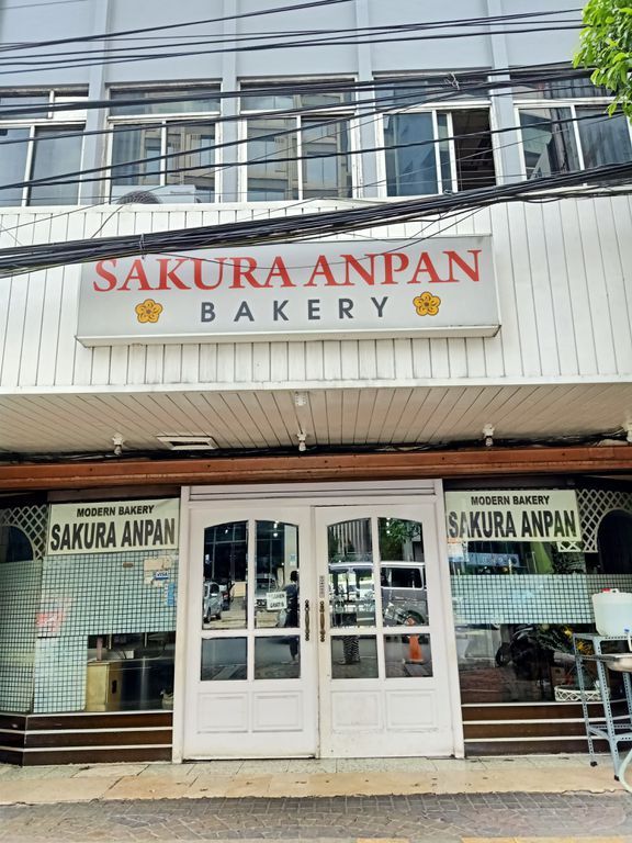 Sakura Anpan adalah toko roti legendaris di Jakarta yang berdiri sejak 1978. Lokasinya di Jalan H. Agus Salim No. 25-25A, Menteng, Jakarta Pusat.