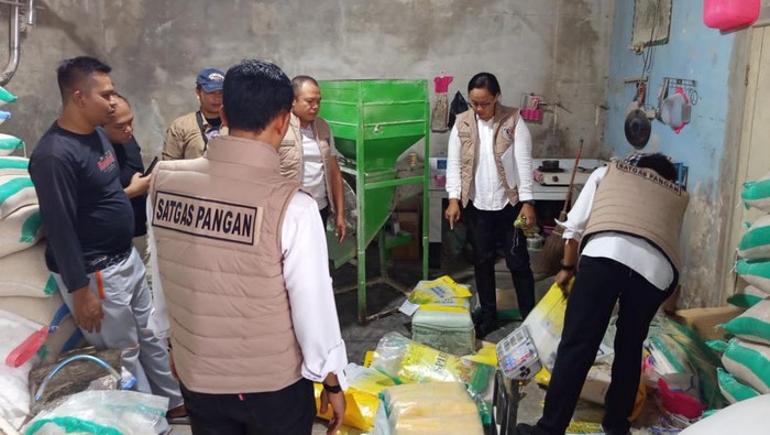 Satgas Pangan Subdit I Ditreskrimsus Polda NTB menggerebek gudang pengoplosan beras milik seorang ASN di BTN Pemda Dasan Geres, Lombok Barat. (Foto: Dok. Polda NTB)