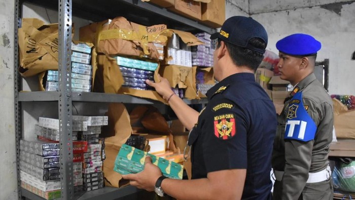 Satpol PP dan Bea Cukai Sidoarjo menyita sebanyak 500 ribu batang rokok ilegal