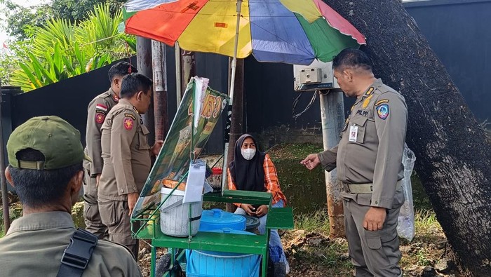 Satpol PP Sulsel menertibkan lebih dari 50 PKL yang berjualan di trotoar Jalan Urip Sumoharjo hingga Jalan Perintis Kemerdekaan, Kota Makassar.