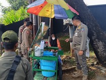 Satpol PP Tertibkan 50 PKL di Trotoar Jalan Urip Sumoharjo-Perintis Makassar