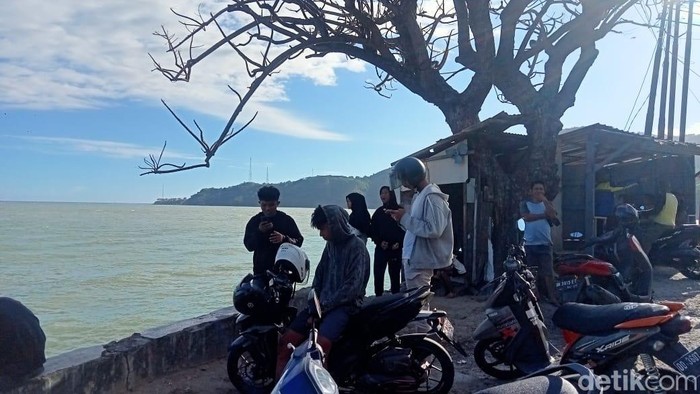 Sejumlah warga di Kota Gorontalo berkumpul di pinggir pantai menunggu tsunami dampak gempa Rusia.
