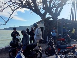 Gaya Santai Warga Gorontalo Tunggu Tsunami Dampak Gempa Rusia di Pantai