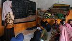 Semangat Belajar Siswa Madrasah di Pandeglang Meski Fasilitas Terbatas