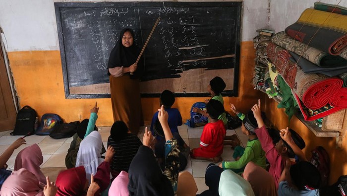 Semangat Belajar Siswa Madrasah di Pandeglang Meski Fasilitas Terbatas Sejumlah siswa mengikuti kegiatan belajar mengajar tanpa meja dan kursi di Madrasah Diniyah Takmiliyah Awaliyah (MDTA) Hidayatul Mubtadiβin, Pulosari, Kabupaten Pandeglang, Banten, Rabu (30/7/2025). Menurut pihak madrasah yang berlokasi di kaki Gunung Pulosari dan didirikan tahun 2007 serta memiliki murid sebanyak 70 orang itu belum bisa melengkapi fasilitas meja dan kursi untuk siswa karena kekurangan anggaran, sementara tenaga pengajarnya dibayar secara sukarela oleh orang tua murid dan hanya mendapatkan dana hibah rata-rata Rp5 juta per tahun. ANTARA FOTO/Angga Budhiyanto/tom.