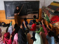 Semangat Belajar Siswa Madrasah di Pandeglang Meski Fasilitas Terbatas