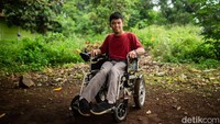 Namanya Raihan. Lahir pada 2005, pemuda asal Bekasi itu datang ditemani ibunya. Satu per satu stan perusahaan ia datangi, menanyakan satu pertanyaan yang sama, “Apakah ada posisi untuk penyandang disabilitas?”