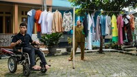 Saat di bangku SMK, suasana sedikit lebih ramah. Ia diterima di SMKN 15 Kota Bekasi. Teman-temannya lebih suportif, bahkan bergiliran mengangkat kursi rodanya ke lantai tiga saat ada praktik di laboratorium. Sementara itu, sang ibu tetap setia berjualan es di depan sekolah. Bukan semata mencari nafkah, tapi agar selalu ada di dekat anaknya.