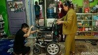 Raihan pun beralih ke dunia kerja. Ia melamar ke berbagai perusahaan. Pernah ia dipanggil untuk tes kerja di bagian gudang sebuah perusahaan di Cikarang. Namun, saat datang dan pewawancara melihat kursi rodanya, ia langsung dipulangkan. Kesempatan lain datang saat melamar sebagai crew store, tapi pupus setelah ia gagal di tahap psikotes. Padahal, Raihan mengaku ia datang lebih awal, berpakaian rapi, dan belajar dengan sungguh-sungguh. “Bukan saya tak mampu. Tapi seolah dunia ini memang belum menyediakan tempat untuk orang seperti saya,” ujarnya pelan.