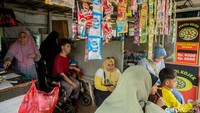 Data dari Badan Pusat Statistik (BPS) menyebutkan, per Februari 2025 jumlah pengangguran terbuka di Indonesia mencapai 7,28 juta jiwa. Di tengah persaingan yang ketat ini, posisi penyandang disabilitas makin terdesak. Banyak dari mereka yang akhirnya menyerah, bukan karena malas, tapi karena sistem belum memberi mereka ruang. Padahal, Peraturan Pemerintah Nomor 60 Tahun 2020 telah mengatur bahwa setiap perusahaan wajib menyediakan kuota minimal 1% bagi tenaga kerja penyandang disabilitas. Tapi di lapangan, regulasi itu masih sebatas tulisan.