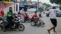 Fasilitas perusahaan belum ramah difabel. Proses rekrutmen pun sering kali diskriminatif—baik secara terang-terangan maupun terselubung. Tak banyak pelatihan vokasional yang disesuaikan dengan kemampuan fisik dan aksesibilitas mereka. 