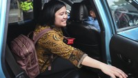 Tidak ada komentar yang dilontarkan Fiona setelah pemeriksaan. Dia hanya melempar senyum seraya meninggalkan gedung KPK. KPK diketahui melakukan penyelidikan terhadap dugaan kasus pengadaan Google Cloud di Kemendikbudristek. KPK mengungkap tempus atau waktu pengadaan Google Cloud ini terjadi saat pandemi COVID-19. Foto: ANTARA FOTO/Hafidz Mubarak A