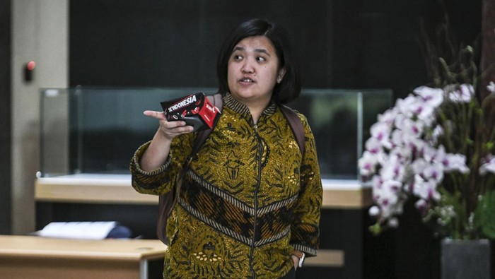 Senyum Eks Stafsus Nadiem Usai Diperiksa KPK soal Kasus Google Cloud Eks staf khusus mantan Mendikbudristek Nadiem Makarim, Fiona Handayani berjalan usai diperiksa di Gedung Merah Putih KPK, Jakarta, Rabu (30/7/2025). Fiona Handayani dimintai keterangan dalam penyelidikan kasus dugaan korupsi terkait Google Cloud di Kemendikbudristek. ANTARA FOTO/Hafidz Mubarak A/tom.