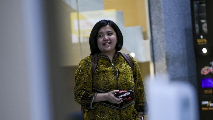 Eks staf khusus mantan Mendikbudristek Nadiem Makarim, Fiona Handayani berjalan usai diperiksa di Gedung Merah Putih KPK, Jakarta, Rabu (30/7/2025). Fiona Handayani dimintai keterangan dalam penyelidikan kasus dugaan korupsi terkait Google Cloud di Kemendikbudristek. ANTARA FOTO/Hafidz Mubarak A/tom.