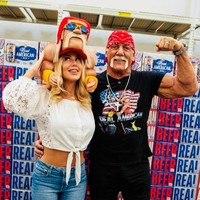 Meski begitu, Sky tampaknya masih harus berbagi dengan wanita-wanita lain dalam hidup Hulk Hogan, termasuk kedua mantan istrinya.  Foto: Instagram @mrs.sky.hoga
