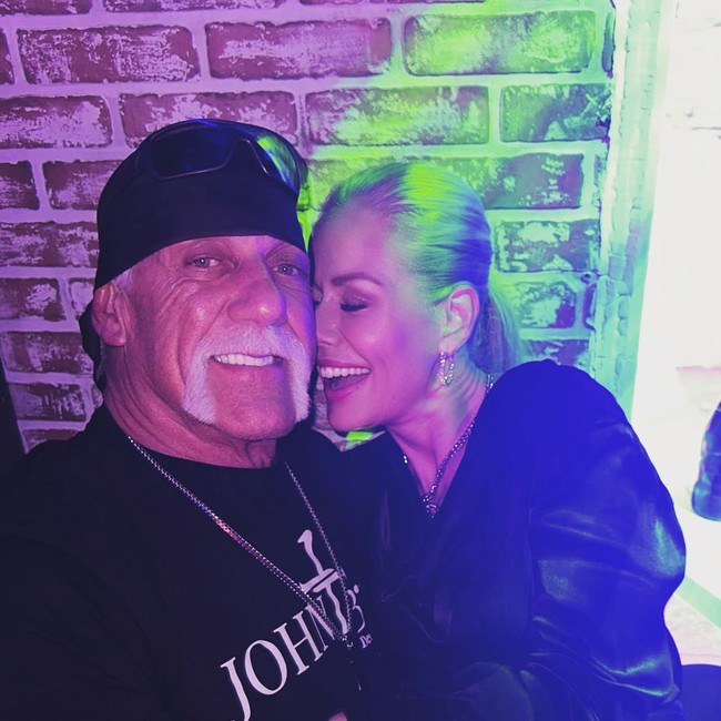 Selain istri-istri Hulk Hogan, Sky disebut harus berbagai warisan dengan anak tirinya, penyanyi Brooke Hogan. Brooke sendiri dilaporkan punya hubungan yang tidak baik dengan ayahnya selama bertahun-tahun.  Foto: Instagram @mrs.sky.hoga