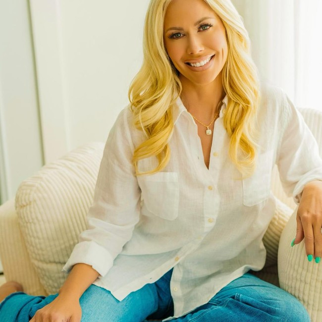 Menurut Celebrity Net Worth, kekayaan Hogan mencapai $25 juta (Rp 410 miliaran). Asetny mencakup sebuah rumah mewah, toko memorabilia Hogans Beach Shop, restoran Hogans Hangout, dan brand bir Real American Beer. Belum lagi bayaranya saat tampil di beberapa film. Foto: Instagram @mrs.sky.hoga