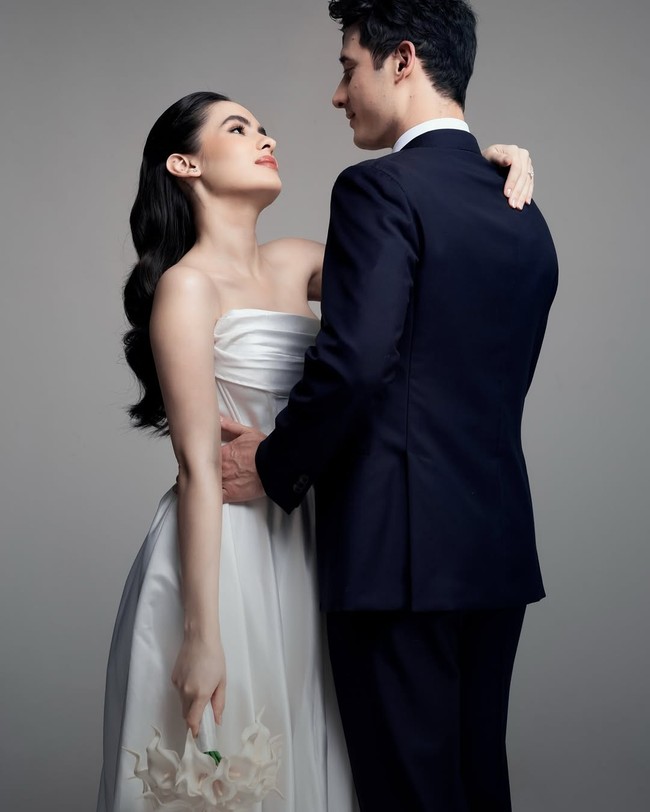 Pemain film ‘Danur 3: Sunyaruri’ ini tampil flawless dengan makeup nuansa cokelat natural dan pulasan lipstik nude peach. Untuk tatanan rambut, Steffi memilih gaya gelombang lembut ala old-Hollywood yang ditata rapi ke satu sisi. Foto: dok Instagram steffizamoraaa