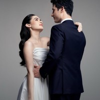 Pemain film ‘Danur 3: Sunyaruri’ ini tampil flawless dengan makeup nuansa cokelat natural dan pulasan lipstik nude peach. Untuk tatanan rambut, Steffi memilih gaya gelombang lembut ala old-Hollywood yang ditata rapi ke satu sisi. Foto: dok Instagram steffizamoraaa