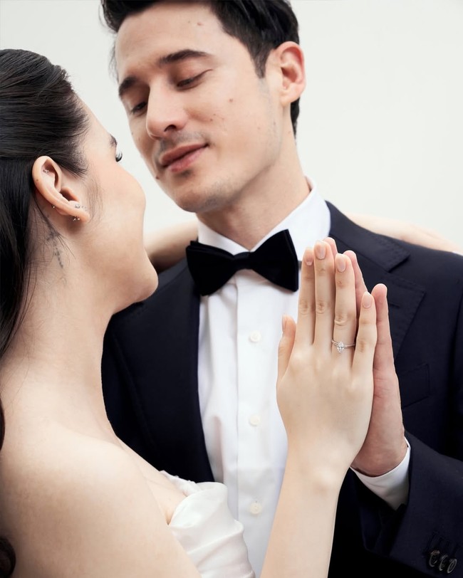Cincin berlian yang tersemat di jari manis Steffi jadi sorotan netizen. Kehadiran cincin dengan berlian berbentuk pear di atas setting solitaire ini diyakini sebagai cincin tunangan. Foto: dok Instagram steffizamoraaa