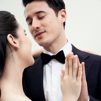 Cincin berlian yang tersemat di jari manis Steffi jadi sorotan netizen. Kehadiran cincin dengan berlian berbentuk pear di atas setting solitaire ini diyakini sebagai cincin tunangan. Foto: dok Instagram steffizamoraaa