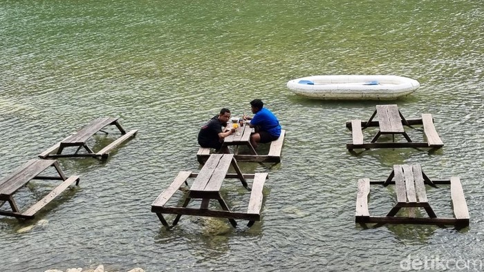 Suasana makan soto keceh di Sungai Oya, Bantul, Rabu (30/7/2025).