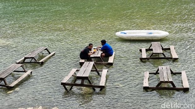 Suasana makan soto keceh di Sungai Oya, Bantul, Rabu (30/7/2025).