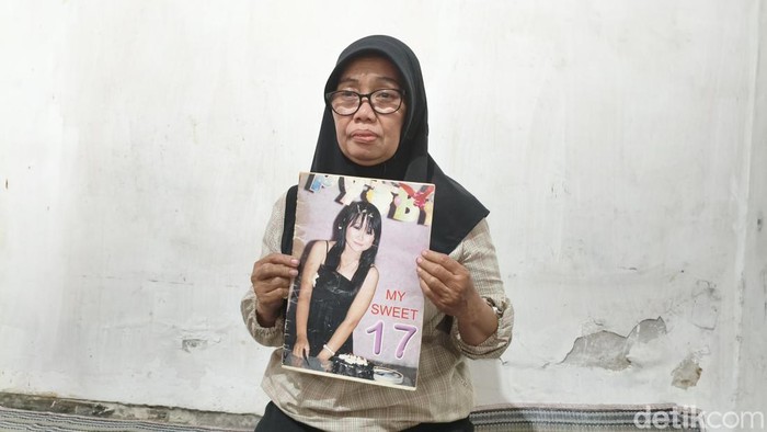 Sumaiyah, ibu kandung driver ojol wanita korban pembunuhan saat ditemui di rumah duka di Sidoarjo.