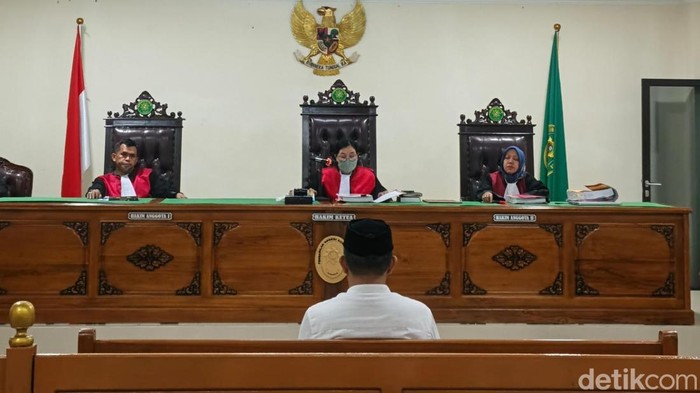 Terdakwa kasus pembuatan uang palsu, Ambo Ala menjalani sidang tuntutan di PN Sungguminasa, Gowa. Andi Sitti Nurfaisah/detikSulsel