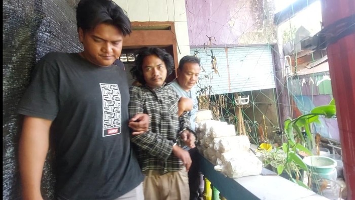 Terduga pembunuh ODGJ di Weleri Kendal ditangkap Tim Resmob Kendal di wilayah Kota Semarang, Rabu (30/7/2025).