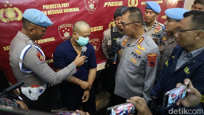 Tersangka inisial AD, pembunuh pria yang mayatnya ditemukan di jurang Kayen, Pati, saat dihadirkan di Polresta Pati, Rabu (30/7/2025).
